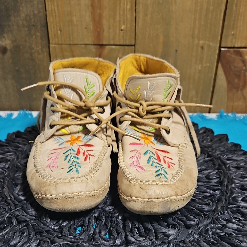 Cinch Embroidered Cream Ankle Boots